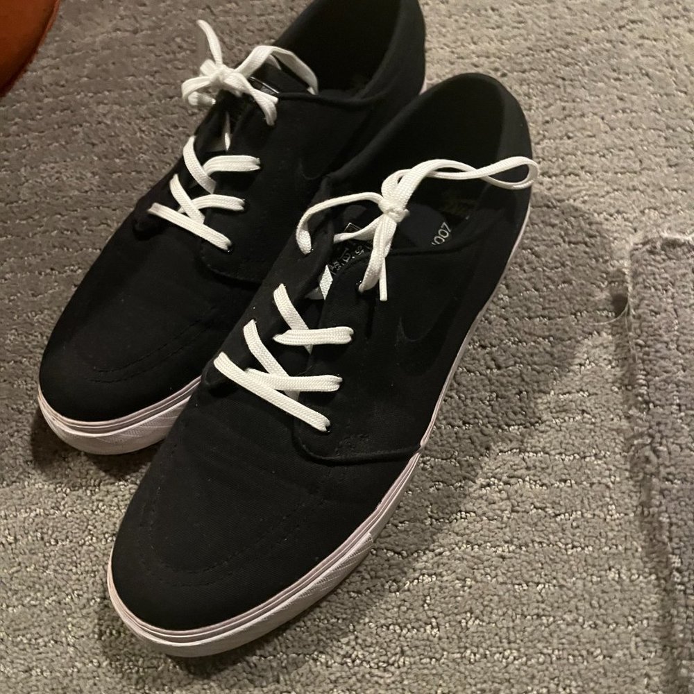 Stefan Janoski SB Zoom Air Black on Black White Laces White Trim